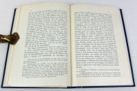 Samlingsband: Inbjudningsskrift till &aring;h&ouml;rande av de offentliga f&ouml;rel&auml;sningar med vilka professorn i geologi med petrografi och mineralogi Helge G&ouml;trik Backlund samt professorn i latinska spr&aring;ket och litteraturen H&aring;kan Sj&ouml;gren tilltr&auml;da sina &auml;mbeten. Med denna inbjudningsskrift f&ouml;ljer: Uppsala Universitets &aring;kerlotter. Historik av Samuel E. Bring + Gustaf II Adolfs donation av arvegods och kronotionde till Uppsala universitet 1624. Bidrag till dess historia + F&ouml;rteckning &ouml;ver Uppsala universitets fasta egendom, gods och g&aring;rdar, fastigheter och tomter