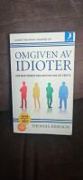 Omgiven av idioter : hur man f&ouml;rst&aring;r dem som inte g&aring;r att f&ouml;rst&aring;