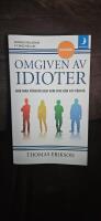 Omgiven av idioter : hur man f&ouml;rst&aring;r dem som inte g&aring;r att f&ouml;rst&aring;