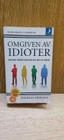 Omgiven av idioter : hur man f&ouml;rst&aring;r dem som inte g&aring;r att f&ouml;rst&aring;