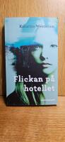 Flickan p&aring; hotellet