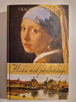 Flicka med p&auml;rl&ouml;rh&auml;nge