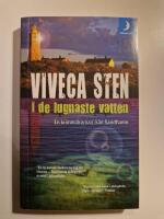 I de lugnaste vatten : [en kriminalroman fr&aring;n Sandhamn]