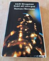 Sv&aring;rt att vara gud : [roman]