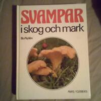 Svampar i skog och mark : 404 svampar i f&auml;rg