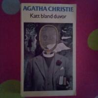 Katt bland duvor