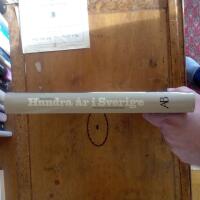 Hundra &aring;r i Sverige : kr&ouml;nika &ouml;ver ett dramatiskt sekel