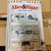 Alice och Nisse f&aring;r r&ouml;da hund