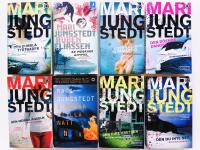 &Aring;tta pocketb&ouml;cker av Mari Jungstedt  &ndash; Paket