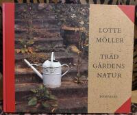 Tr&auml;dg&aring;rdens natur : om den svenska och den engelska tr&auml;dg&aring;rden, om tr&auml;dg&aring;rdar f&ouml;r barn, fj&auml;rilar och igelkottar, om humor och bisk&ouml;tsel, om tiden och f&ouml;rg&auml;ngligheten samt om den gr&auml;sliga gr&auml;smattan