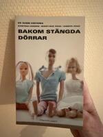 Bakom st&auml;ngda d&ouml;rrar