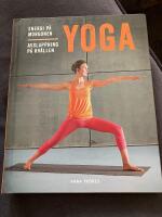 Yoga : energi p&aring; morgonen, avslappning p&aring; kv&auml;llen