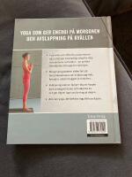 Yoga : energi p&aring; morgonen, avslappning p&aring; kv&auml;llen