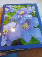 Klematis : &ouml;ver 100 utvalda sorter