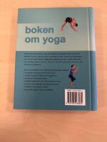 Boken om Yoga : hur man f&aring;r kropp och sj&auml;l i balans och harmoni