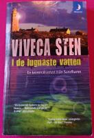 I de lugnaste vatten : [en kriminalroman fr&aring;n Sandhamn]
