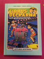 L&auml;ttl&auml;sta mysterier. Cirkusdeckarna och godismysteriet