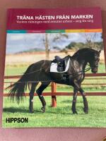 Tr&auml;na h&auml;sten fr&aring;n marken : variera ridningen med avsuttet arbete - steg f&ouml;r steg
