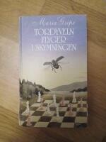 Tordyveln flyger i skymningen