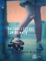 En g&aring;ng i ett hus som brinner