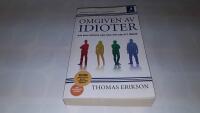 Omgiven av idioter : hur man f&ouml;rst&aring;r dem som inte g&aring;r att f&ouml;rst&aring;