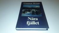 N&auml;ra fj&auml;llet : roman