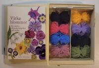 Virka blommor : Tio vackra blomstersmycken att virka (presentbox)