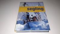 Stora boken om segling  : en n&ouml;dv&auml;ndig bok f&ouml;r alla seglare, fr&aring;n nyb&ouml;rjare till jorden runt-seglare