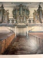 G&ouml;ran Blomberg spelar p&aring; orgeln i Leufsta Bruks kyrka