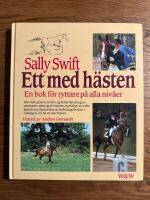 Ett med h&auml;sten : en bok f&ouml;r ryttare p&aring; alla niv&aring;er