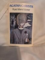 Katt bland duvor
