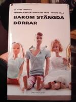 Bakom st&auml;ngda d&ouml;rrar