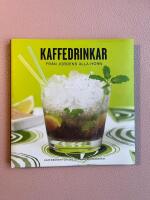 Kaffedrinkar fr&aring;n jordens alla h&ouml;rn : [kaffeboken f&ouml;r dig utan espressomaskin]