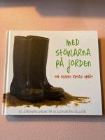 Med st&ouml;vlarna p&aring; jorden och blicken riktad upp&aring;t - 50 jordn&auml;ra andakter