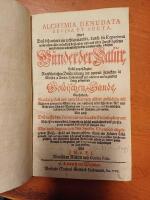 Alchymia Denudata revisa et aucta, oder Da&szlig; bi&szlig; anhero nie recht geglaubte, durch die Experienz nunmehro aber w&uuml;rcklich beglaubte und aus allen Zweiffel gesetzte neu &uuml;bersehene und vermehrte oder in vielen besser erkl&auml;hrte W&uuml;nder der Natur, nebst angeh&auml;ngter ausf&uuml;hrlichen Beschreibung der unweit Zwickau in Meissen zu Nieder-Hohendorff und anderen umliegenden Orten gefundenen Goldischen Sande, vorstellend, welchergestalt aus unterschiedene allhier aufrichtig mit Nahmen genannten Materien, wie auch auf unterschiedenen Art und Weise in der That und Wahrheit eine Universal-Medicin auf menschlichen Leib und zur Verbesserung der Metallen, zu bereiten, Wie auch da&szlig; ausser dem Fonte universali aller Philsophorum Schriften ungeachtet, dennoch ein h&ouml;chst-nutzbahres und grossen Profit tragendes Particulare zu erlangen sey; Alles anch langwierigen dem Studio Chymico obgelegenem Fleisse, theils mit Augen gesehen, theils mit H&auml;nden selbst gemacht, und des von vielen sich darauf berussenden Philosophischen Fluchs ungeachtet, um erheblicher Ursachen willen und andern zu einem gute Exempel in dergleichen mit Experimenten nachzufolgen an Tag gegeben, von J. N. v. E. I. R&ouml;mischen Rittern und Comite Palat // D. Petrus Arlensis De Scudalupis Enucleatus, Oder Kurtzer Auszug Der Alchymistischen Processe und anderer Curiosit&auml;ten, so dieser als Autor, als Presbyter Hierosolymitanus, in seinem vormhals Anno 1610&nbsp;zu Pari&szlig; gedruckten, anietzo aber sher raren Tractat von der Sympathia der sieben Metallen, und sieben auserlesenen Steine, die sie mit denen sieben Planeten haben, heraus gegeben; Nunmehr aus dem Lateinischen ins Teutsche &uuml;bersetzt, und denen Liebhabern Nat&uuml;rlicher und curi&ouml;ser Wissenschafften communiciret. // Spectrum spagiricum, das ist: Der guldene Irzwisch oder Spagirische Wauwau // Adeptus Fatalis, Das ist: Geld, spricht die Welt!