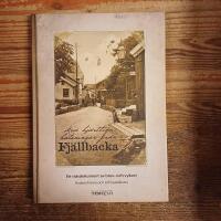 Med hj&auml;rtliga h&auml;lsningar fr&aring;n Fj&auml;llbacka: 168 brev- och vykort ber&auml;ttar om samh&auml;llets f&ouml;r&auml;ndring, fr&aring;n det f&ouml;rsta brevkortet st&auml;mplat 1901 till och med &aring;r 1959, 100 &aring;r efter &ouml;ppnadet av Fj&auml;llbackas f&ouml;rsta postkontor