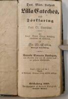 Doct. M&aring;rt. Luthers Lilla Cateches, med f&ouml;rklaring af Doct. Oi. Swebiliu. P&aring; Kongl. Maj:ts N&aring;diga Befallning omarbetat och f&ouml;rb&auml;ttrad af Fac. Ax. Lindblom. Sweriges Erke-Biskop. &Aring;ttonde correcta upplagan med spr&aring;ken efter den till allm&auml;nt bruk nu g&auml;llande kyrkobibeln