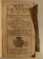 Hof-Calender f&ouml;r &aring;ret 1787. Till Stockholms Horizont, Bel&auml;gen 59. Gr. 20. m. Norr om Aequatoren. Inneh&aring;ller Konungars och Prinsars F&ouml;delse-Dagar, de f&ouml;rn&auml;mste &Auml;mbetsm&auml;n, Riddare af Kongl. Serafimer Orden, samt Commend. och Riddare af de &ouml;frige Kongl. Orden; Utgifven, efter Kongl. Maj:ts N&aring;digste f&ouml;rordnande, af dess Vetensk. Academie. 