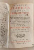 E Kain&egrave; Diath&eacute;ke. Novum Testamentum, In quo Tum selecti versiculi 1900, quibus omnes Novi Testamenti voces continentur, asteriscis nontatur; Tum omnes & singulae voces, semel vel saepius occurrentes, peculiari nota distinguuntur, Auctore Johanne Leusden, Professore. Editio nova accuratissime recognita