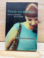 Flickan och skulden : En bok om samh&auml;llets syn p&aring; v&aring;ldt&auml;kt