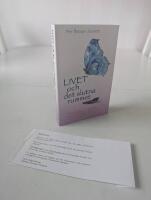 Livet och det slutna rummet : en skildring av evolutionen som ett gudomligt experiment i stoft och ande