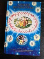 Śrīmad Bhāgavatam : Med ursprunglig sanskrittext, omskrivning till latinska bokst&auml;ver, ord&ouml;vers&auml;ttning, vers&ouml;vers&auml;ttning och utf&ouml;rliga f&ouml;rklaringar. Bok 1. "Skapelsen" : med en kort redog&ouml;relse f&ouml;r Herren Caitanya Mahāprabhus liv och l&auml;ra ...