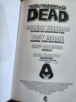The Walkind Dead volym 1: Tills d&ouml;den skiljer oss &aring;t