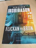 Flickan vid bron