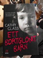 Ett bortgl&ouml;mt barn : en sann historia om flickan som l&auml;mnades kvar