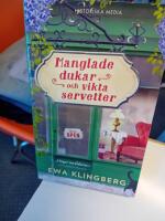 Manglade dukar och vikta servetter
