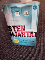 Stenhj&auml;rtat : [sp&auml;nningsroman]