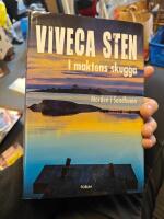 I maktens skugga : [morden i Sandhamn]