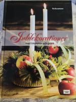 Juldekorationer med blommor och gr&ouml;nt