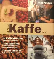 Svensk kaffebok : kaffehistorien - b&ouml;nans v&auml;g till Sverige : rosterierna - Gevalia, L&ouml;fbergs lila, Johan & Nystr&ouml;m m.fl. : baristatipsen - s&aring; lyckas du hemma i k&ouml;ket
